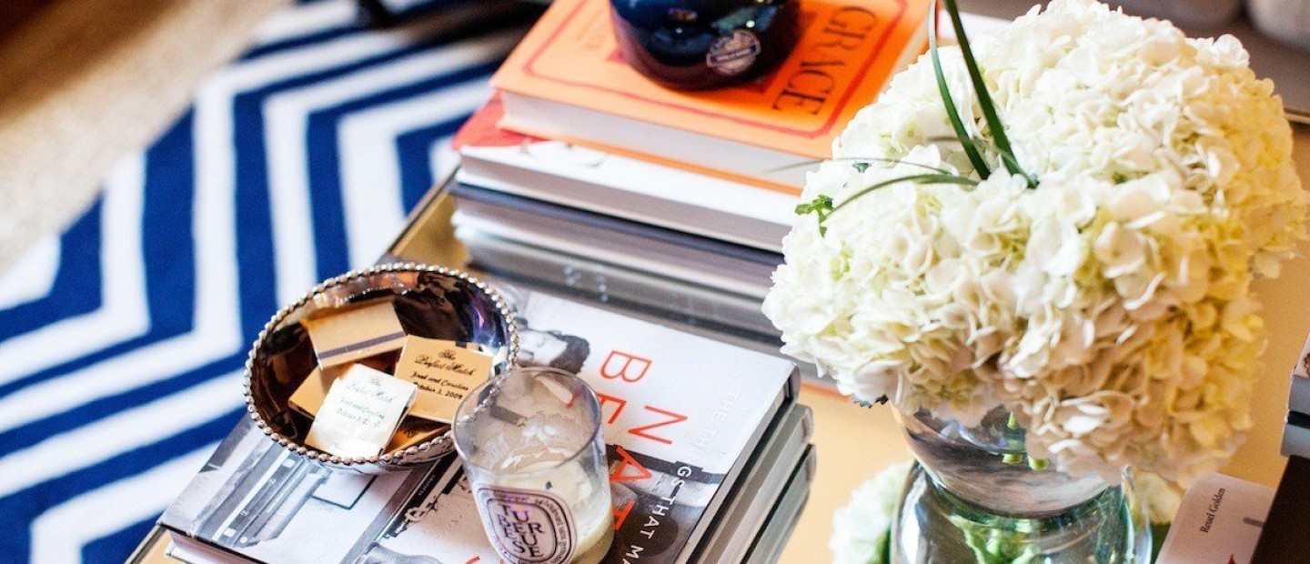 6 διαχρονικά coffee table books που θα «φέρουν» το καλοκαίρι στο σπίτι σας