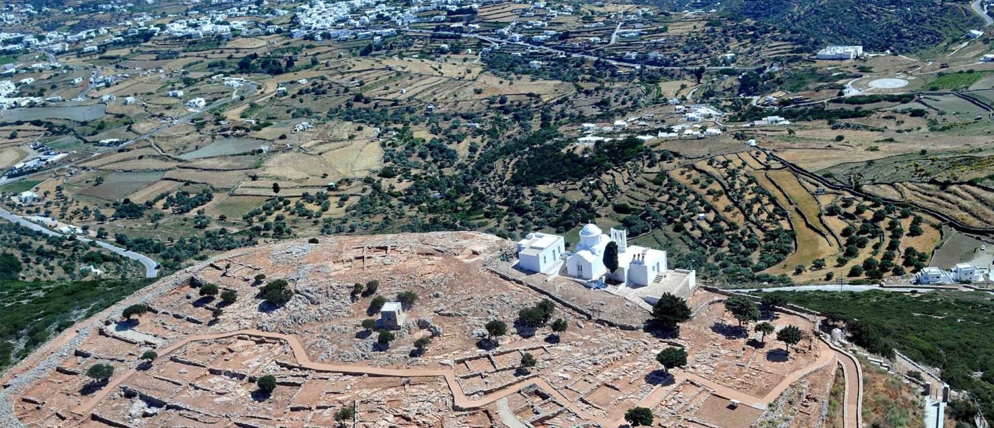 Bring Your Chair: Ένα πρωτότυπο project δύο γυναικών που προωθεί την τέχνη στις Κυκλάδες 