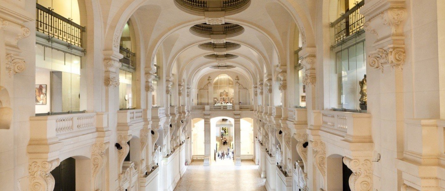 Το Μουσείο Διακοσμητικών Τεχνών του Παρισιού γιορτάζει την εκκεντρική γοητεία της δεκαετίας του '80