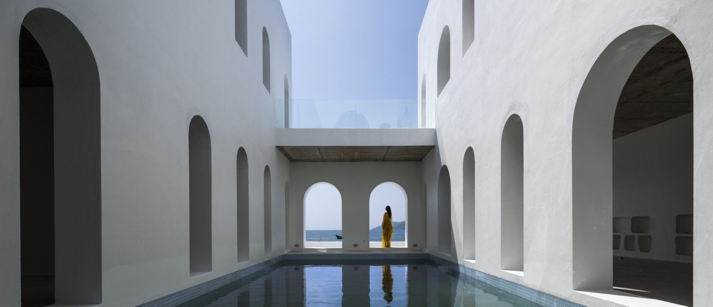 Δείτε σε ποιο μέρος του κόσμου βρίσκεται μια βίλα εμπνευσμένη από τη Σαντορίνη 