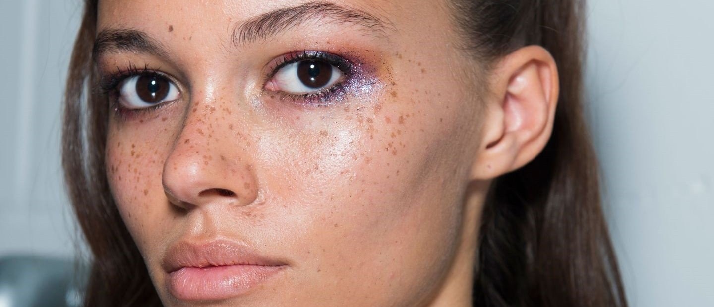 Glitter eyes: Διακριτικοί τρόποι να φορέσετε το πιο λαμπερό eye look 