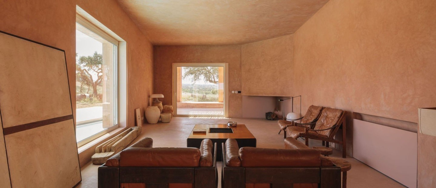 Μια κατοικία στην Πορτογαλία μοιάζει βγαλμένη από την έρημο χάρη στις αποχρώσεις της