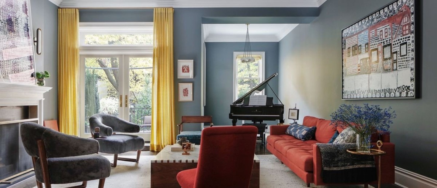 Ένα σπίτι σε μια ιστορική γειτονιά του Manhattan συνδυάζει υπέροχα τις ψυχρές με τις γήινες αποχρώσεις