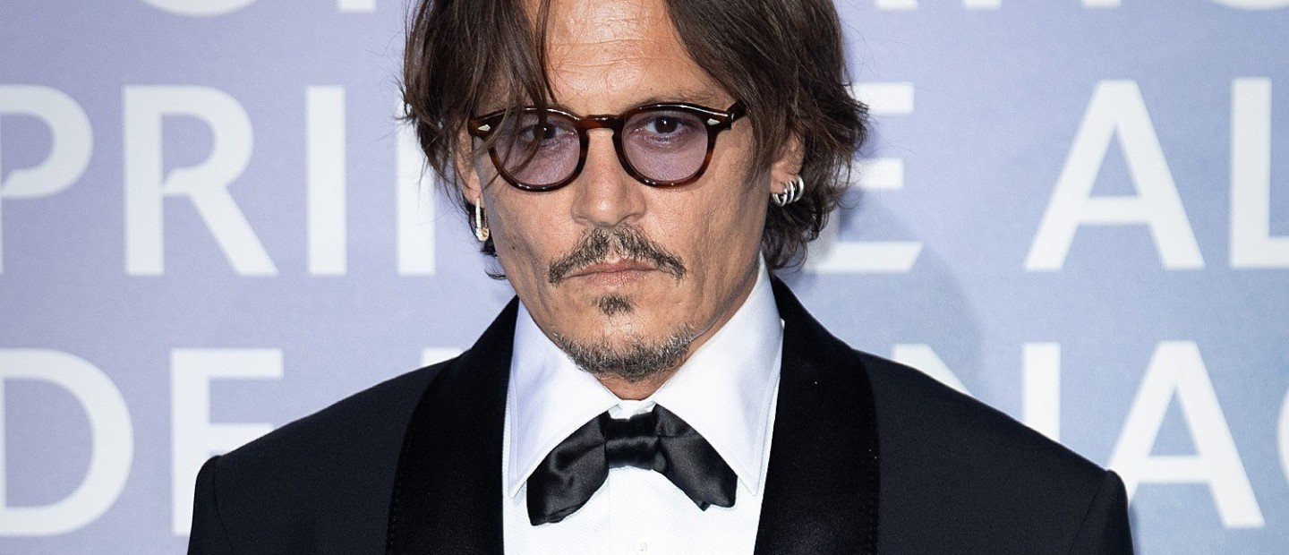 Ο Johnny Depp ως άλλος Λουδοβίκος ΙΕ' της Γαλλίας - Δείτε την πρώτη φωτογραφία που κάνει τον γύρω του διαδικτύου