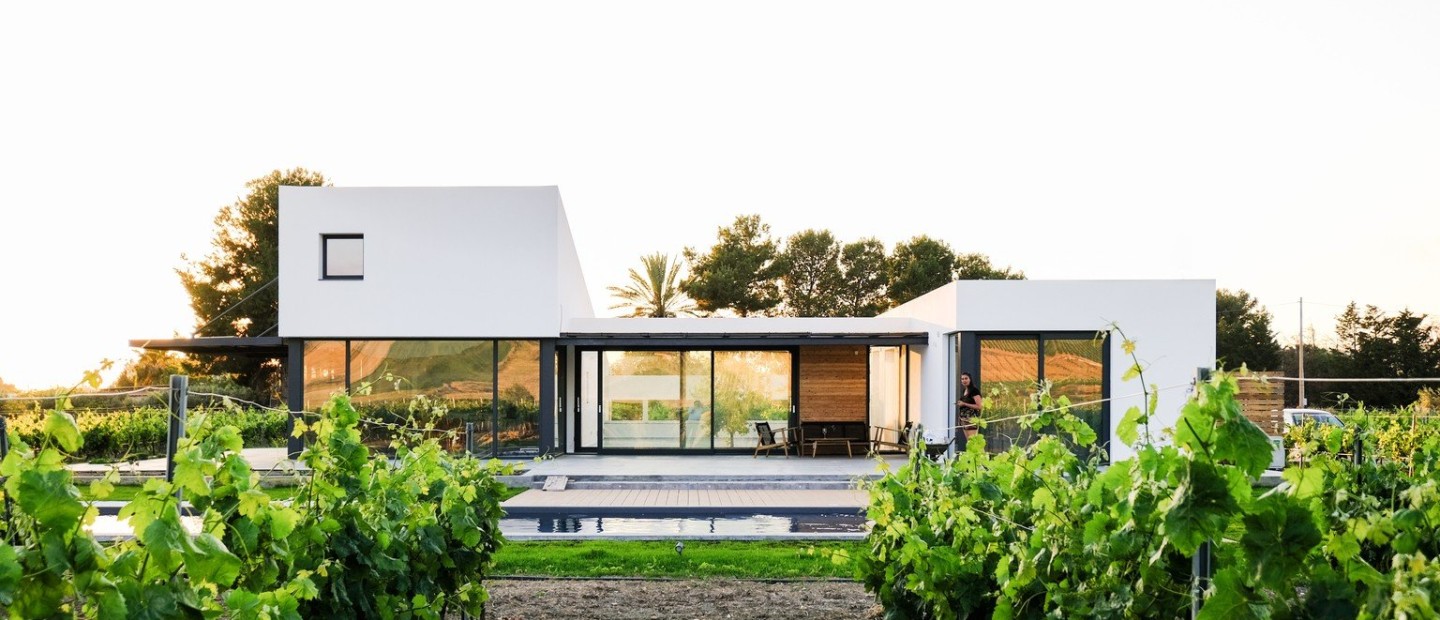 Μια minimal κατοικία ανάμεσα στους αμπελώνες της Ιταλίας γίνεται υπόδειγμα σύγχρονου design