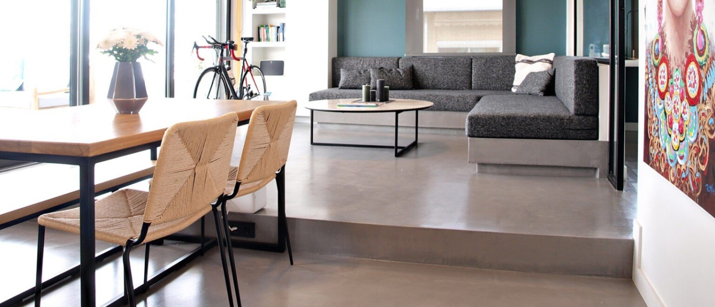 Ένα μόλις 55 τ.μ. διαμέρισμα στην Αθήνα μοιάζει τεράστιο, χάρη στον ευρηματικό σχεδιασμό του