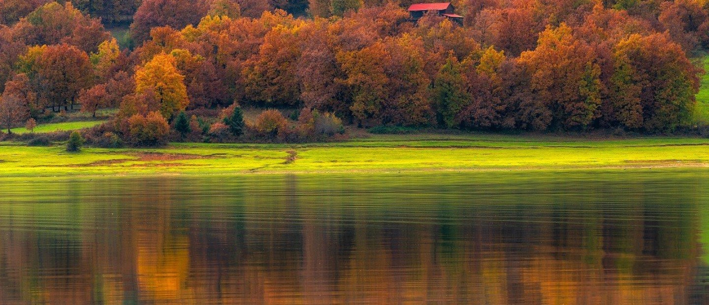 Fall Mode On: Οι πιο εντυπωσιακές λίμνες της Ελλάδας που αξίζουν μία θέση στην bucket-list σας