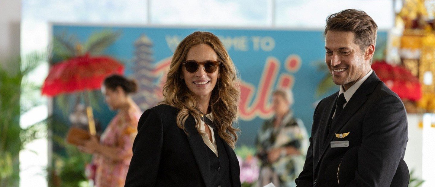 Ο Lucas Bravo μιλάει για το φιλί που έδωσε με την Julia Roberts 