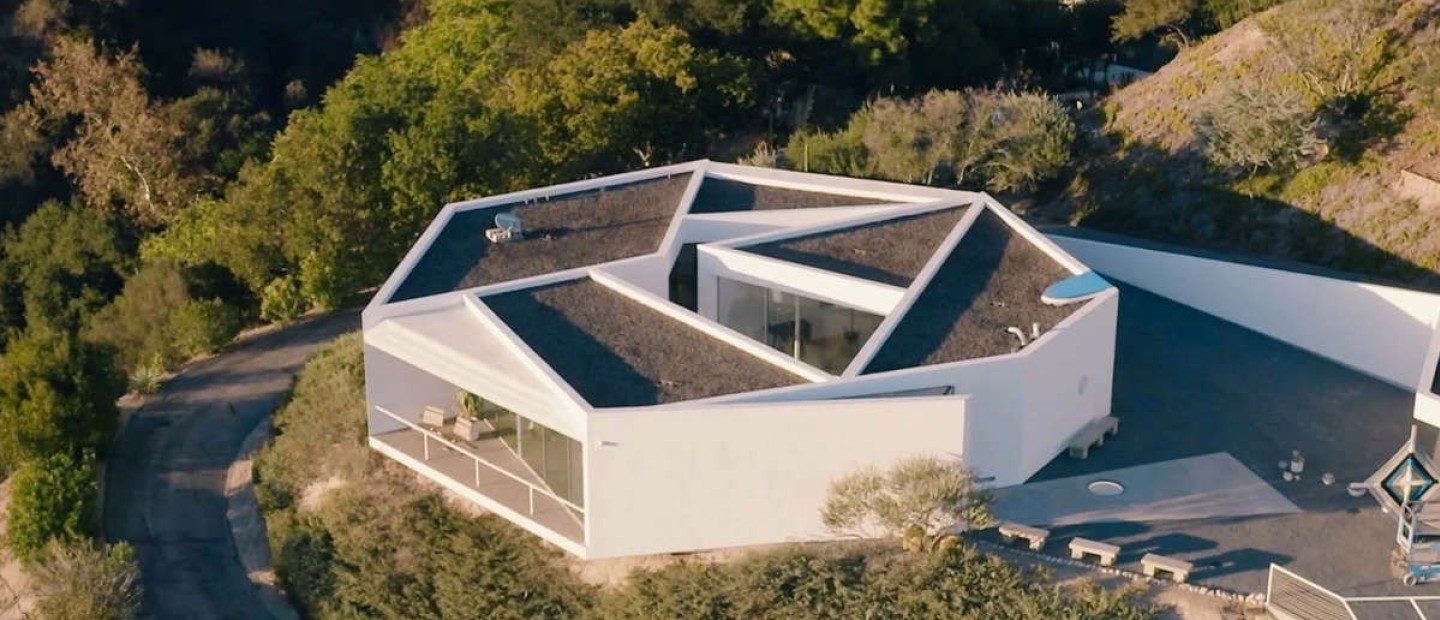 Δείτε το εντυπωσιακό σπίτι του θρυλικού μπασίστα των Red Hot Chili Peppers, Flea