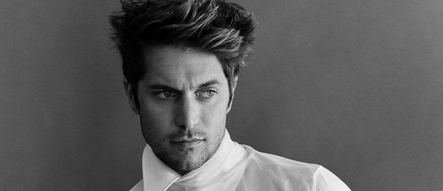 O γοητευτικός Lucas Bravo μοιράζεται μαζί μας αγαπημένες του backstage στιγμές 