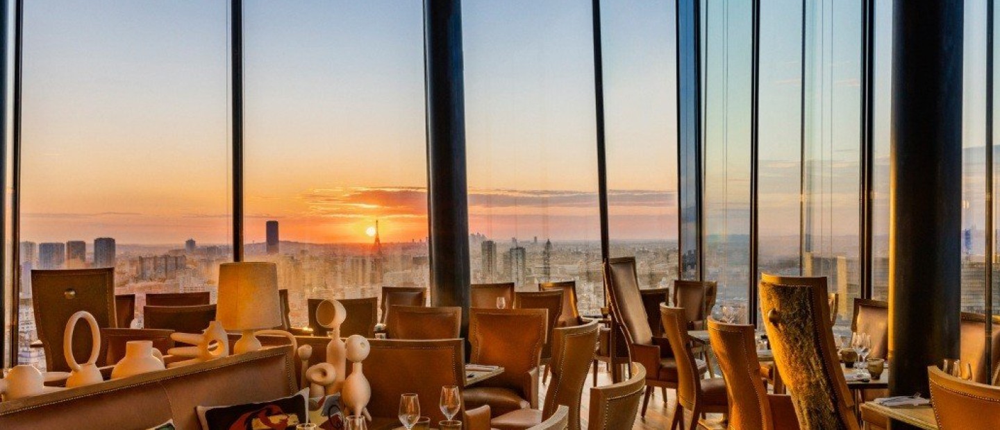 Το TOO hotel με την υπογραφή του Philippe Starck στο Παρίσι δείχνει σαν να αιωρείται στον ουρανό 