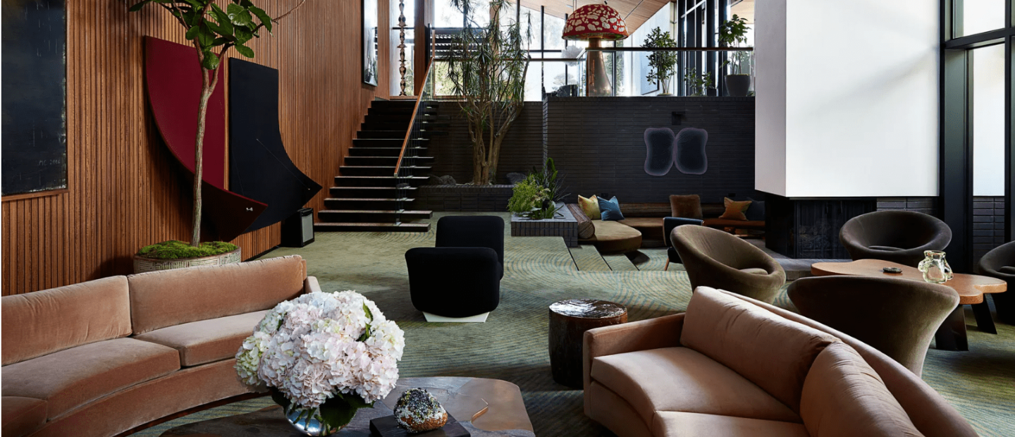 Η ανατρεπτική τέχνη πρωταγωνιστεί στο κατά τ' άλλα κλασικό σπίτι του σπουδαίου αρχιτέκτονα A. Quincy Jones 