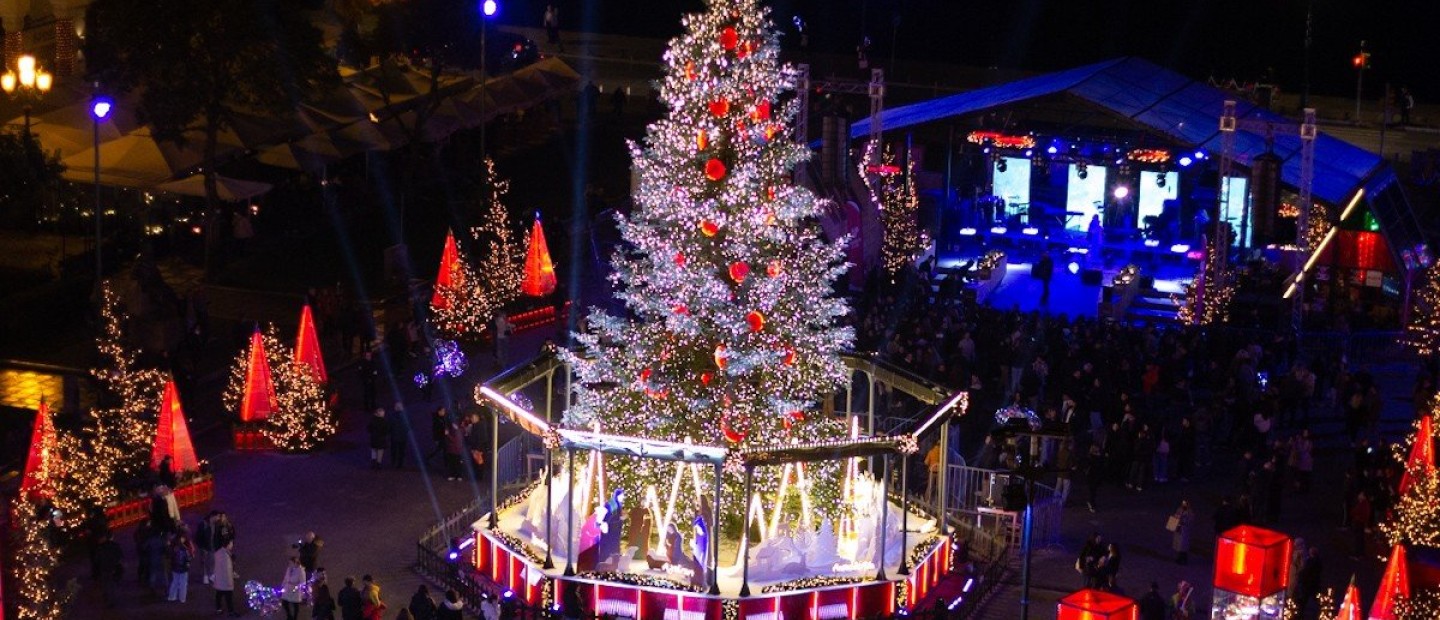 Η Θεσσαλονίκη φόρεσε τα γιορτινά της: Αποκλειστικές φωτογραφίες από την φετινή Χριστουγεννιάτικη Πλατεία Αριστοτέλους 