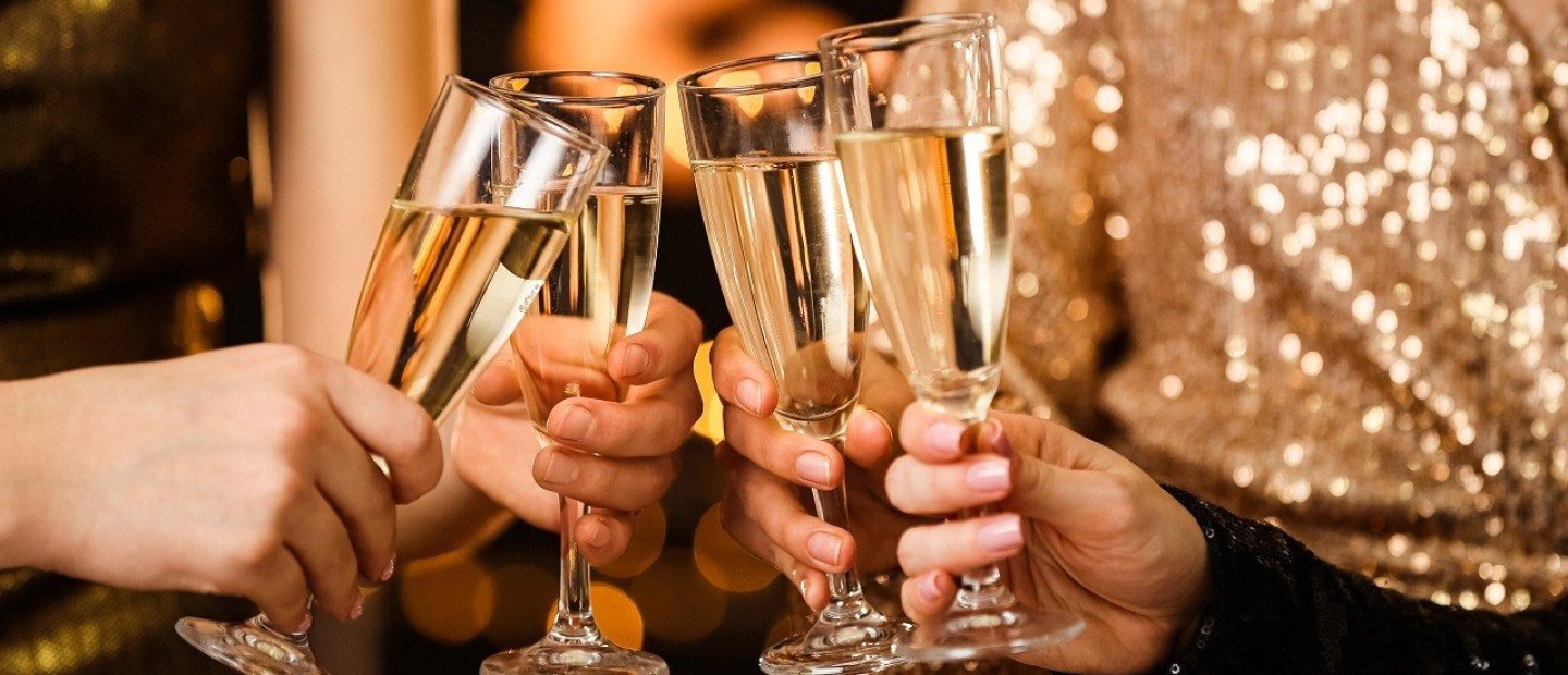 Guest Etiquette: Tι πρέπει να προσέξουμε όταν είμαστε οι καλεσμένοι στο festive dinner party 