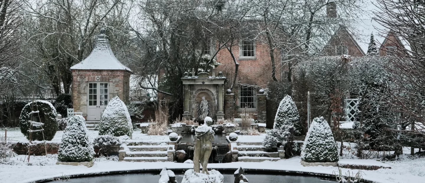 Περιηγηθείτε σε ένα άκρως γοητευτικό αγγλικό κήπο ενός αρχοντικού στο Hampshire