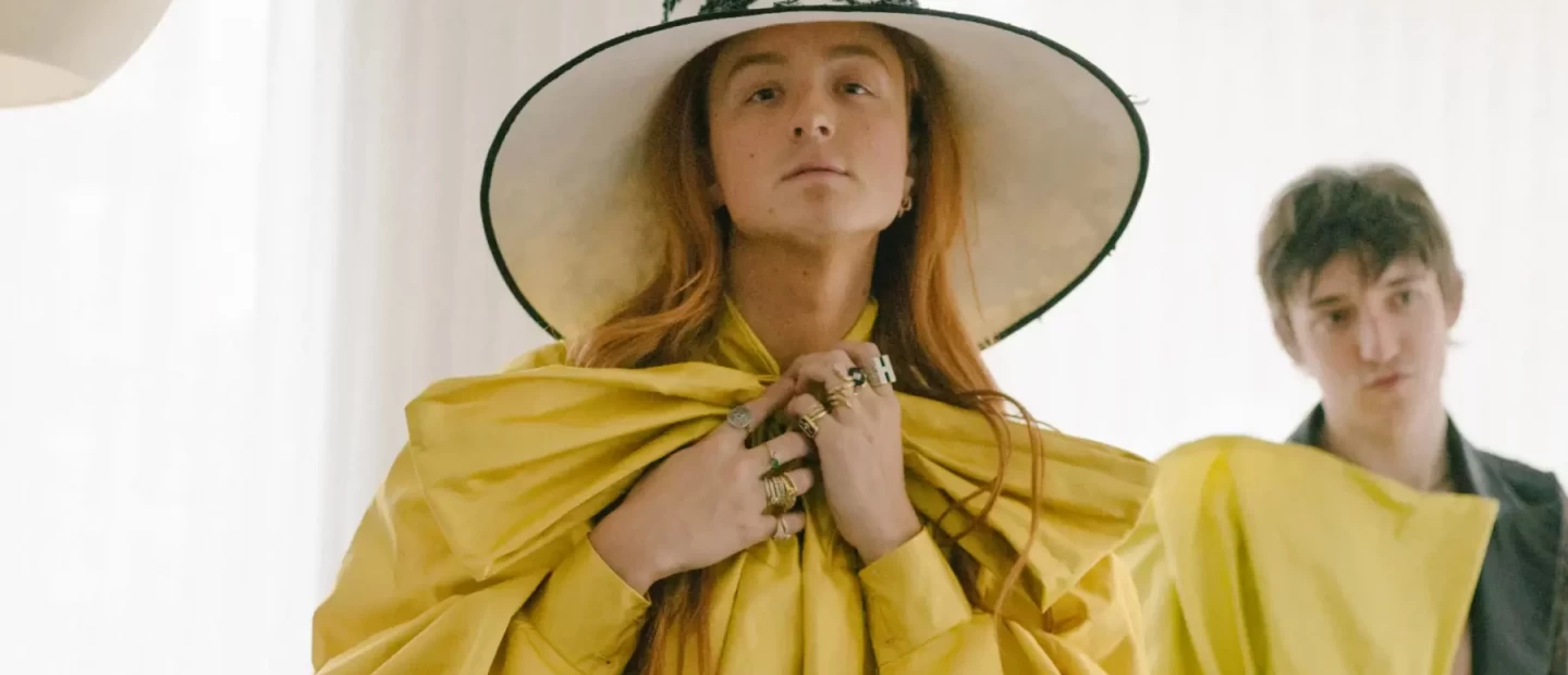 Ο designer Harris Reed απαντά σε ερωτήσεις και «τσαλακώνεται» με τον πιο απολαυστικό τρόπο 