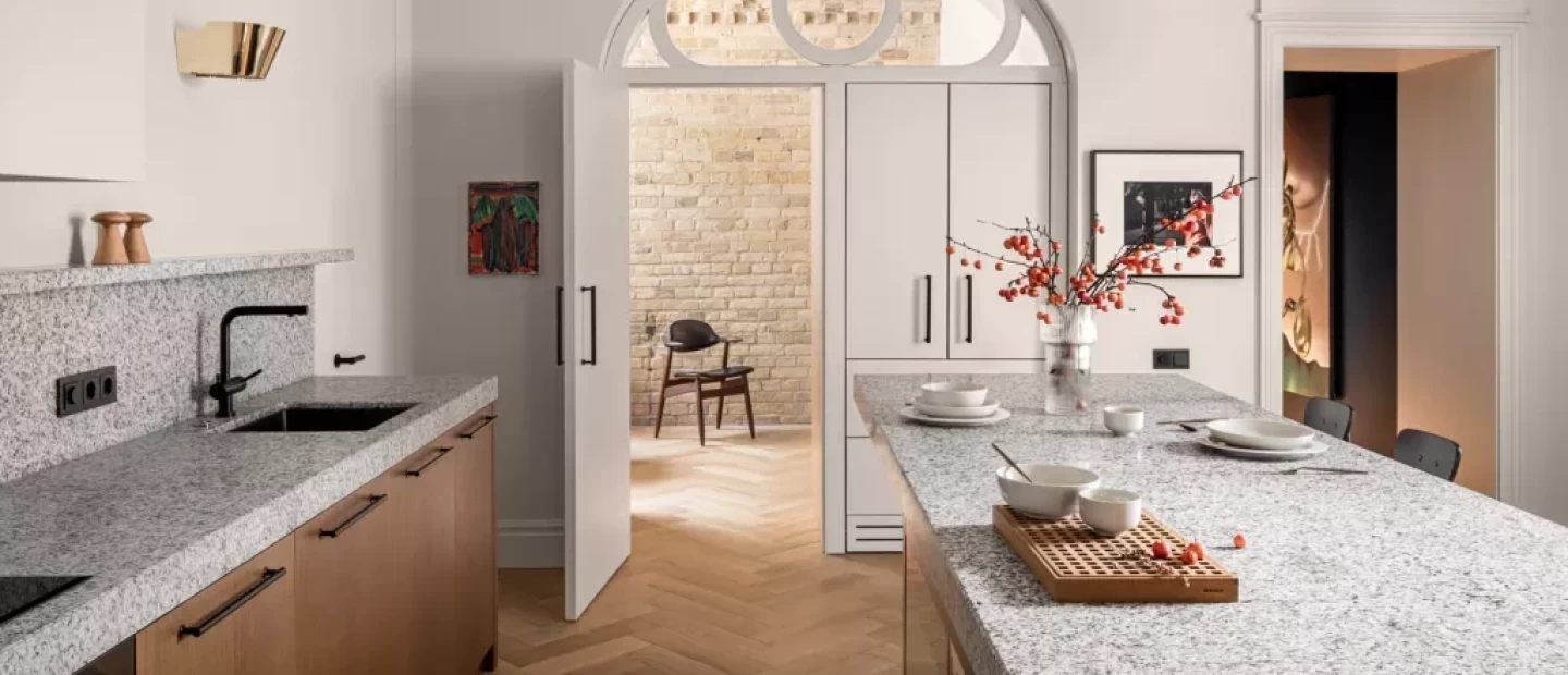 Γνωρίστε τον αέρα σύγχρονης άνεσης που αποπνέει μια minimal κατοικία στο Κίεβο 