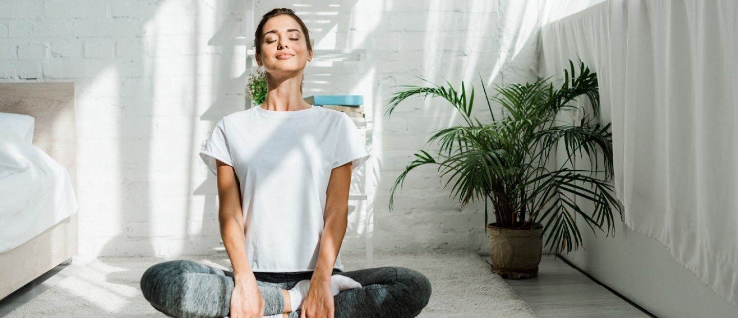 Moon Yoga: Πώς η κατανόηση του σεληνιακού κύκλου ενισχύει τη ρουτίνα ευεξίας σας  