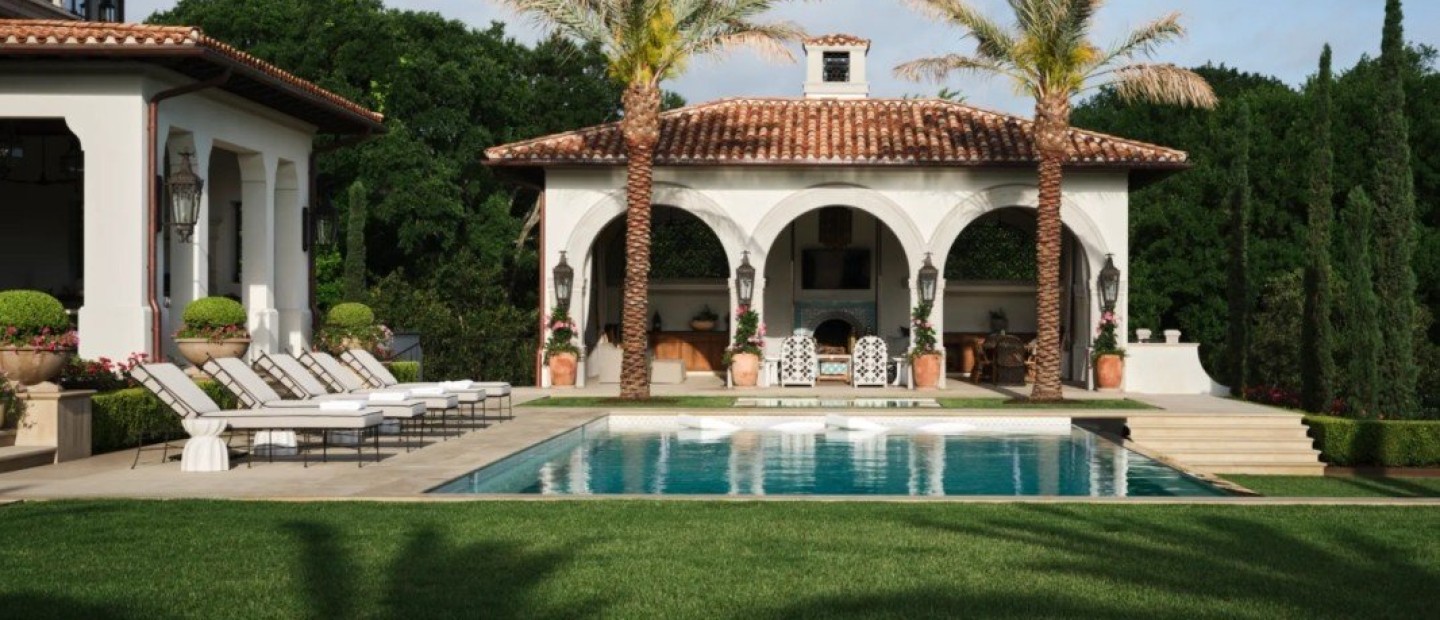 Μαγευτείτε από την εκλεπτυσμένη κατοικία της σχεδιάστριας κοσμημάτων Kendra Scott στη λίμνη Austin