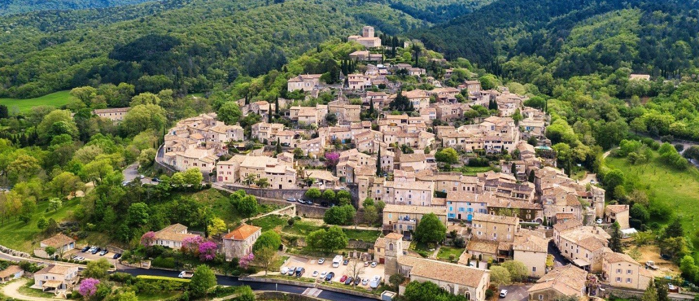 Το άγνωστο χωριό της γαλλικής elite, που αποτελεί ησυχαστήριο της μποέμ κουλτούρας 