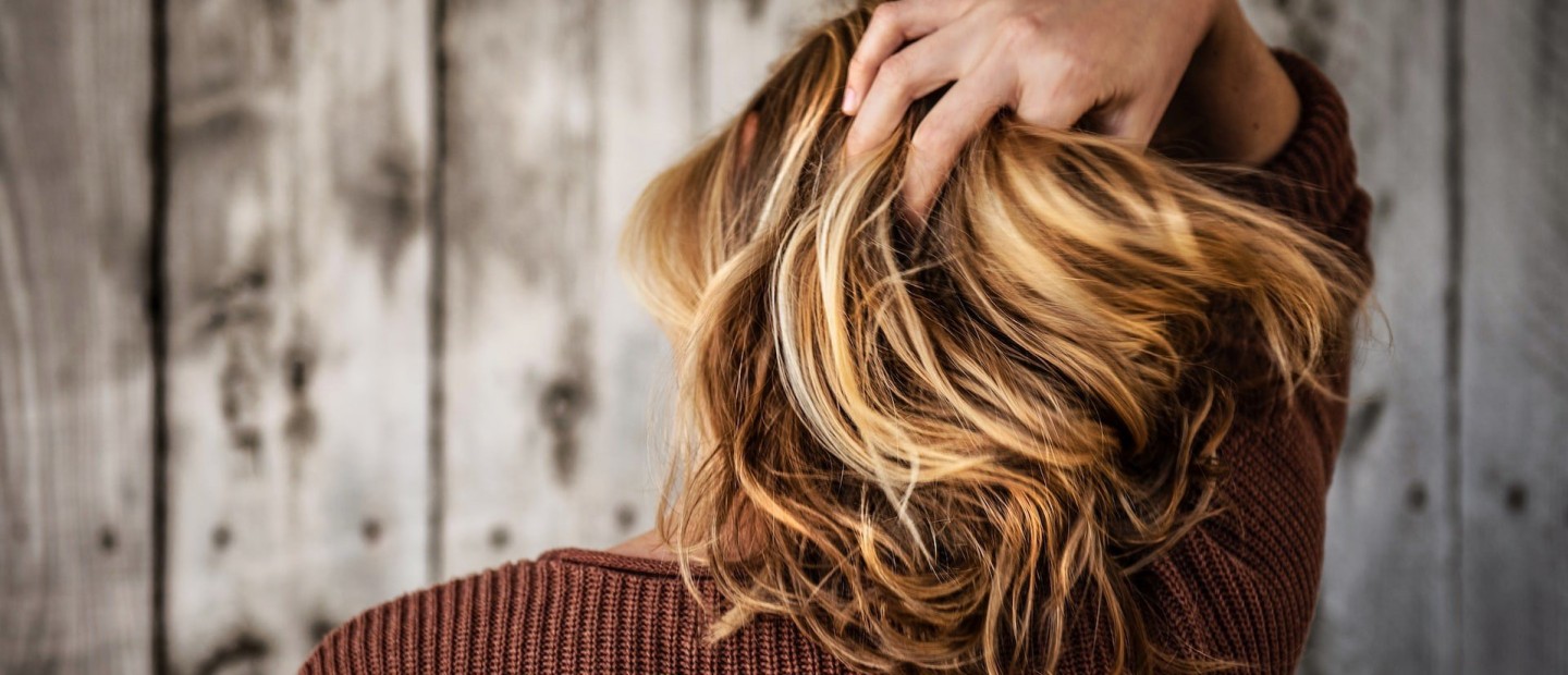 Πρέπει να λούζετε τα μαλλιά σας μόνο με νερό;