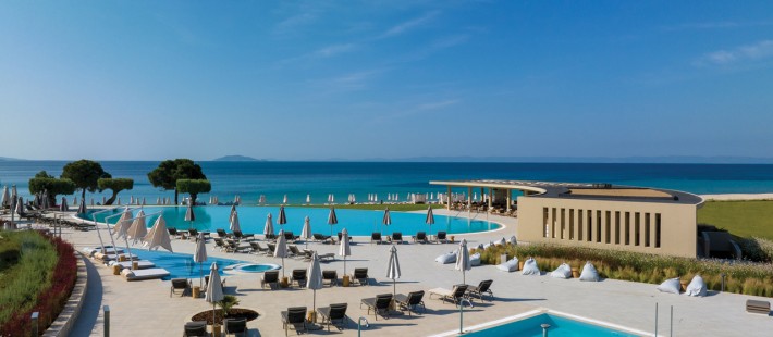 Το resort στη Χαλκιδική που υπόσχεται να μας χαρίσει άλλο ένα καλοκαίρι γεμάτο πολυτέλεια κι εκπλήξεις