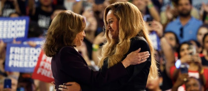 Beyoncé: H δημόσια στήριξη στην Kamala Harris και η εμφάνιση που συζητήθηκε -ξανά- πολύ 