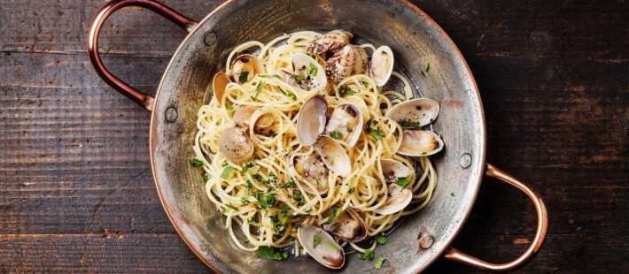 Pasta Lovers: Oι μεσογειακές μακαρονάδες με θαλασσινά που θα φέρουν το καλοκαίρι στο τραπέζι σας