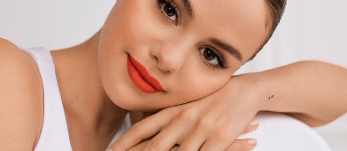 H Selena Gomez μάς παρουσιάζει το πιο εντυπωσιακό trend στα νύχια για τους επόμενους μήνες 