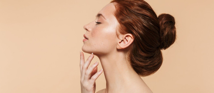 Oι κινήσεις που «σβήνουν» χρόνια από τον λαιμό σας 