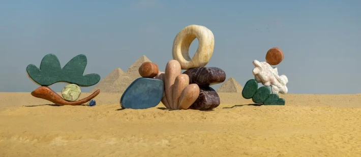 Οι Πυραμίδες της Γκίζας έχουν πλέον αντίπαλο: Μια νέα έκθεση με γλυπτά που τιμούν το γεωλογικό χρώμα