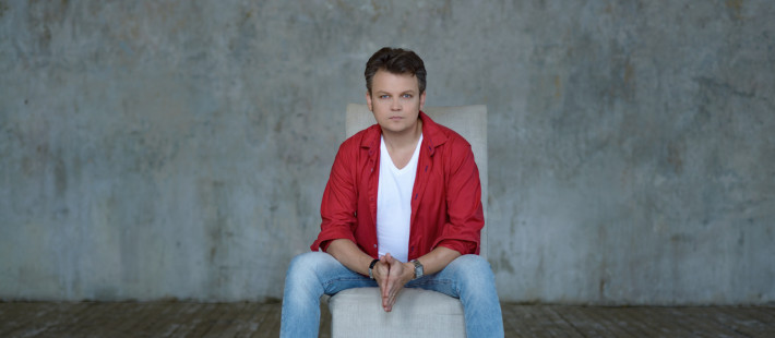 Λίγο πριν την αυριανή συναυλία του στη Θεσσαλονίκη, ο δημοφιλής Ουκρανός τενόρος Dmytro Popov μας μιλά για τη σημαντική μουσική διαδρομή του