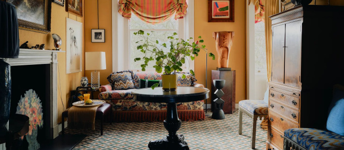 Η θεατρική κομψότητα ενός λονδρέζικου διαμερίσματος με εκλεκτική διακόσμηση