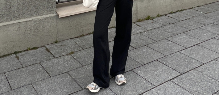 Τα μαύρα παντελόνια που θα μετατραπούν σε key items των επόμενων μηνών
