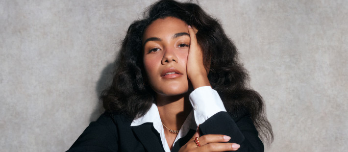 Η Olivia Dean έγινε ambassador του οίκου Cartier κι εμείς ανατρέχουμε στα 5 εμβληματικά timepieces που αξίζει να γνωρίζετε