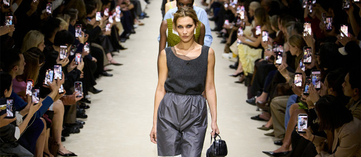Prada Fall 2026: Τα μόλις 15 μοντέλα, οι 4 εμφανίσεις και η Bella Hadid