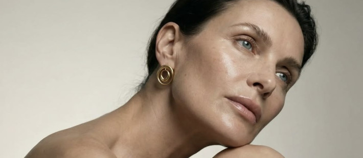 Μέτωπο χωρίς ρυτίδες: Τα must-do για να προλάβετε τις πρώτες λεπτές γραμμές