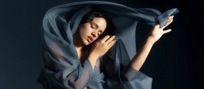 Η Rosalía και ο Δημήτρης Παπαϊωάννου ενώνουν pop και performance art σε ένα εντυπωσιακό σκηνικό αποτέλεσμα που συζητιέται διεθνώς