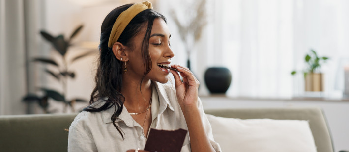 Έμμηνος ρύση και λιγούρα: Γιατί αυξάνεται η όρεξή μας και πώς μπορούμε να τη διαχειριστούμε σωστά