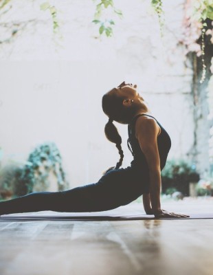 Hot Yoga: Για ποιο λόγο αποκτά συνεχώς νέους fans και γιατί αξίζει να τη βάλετε στη ζωή σας