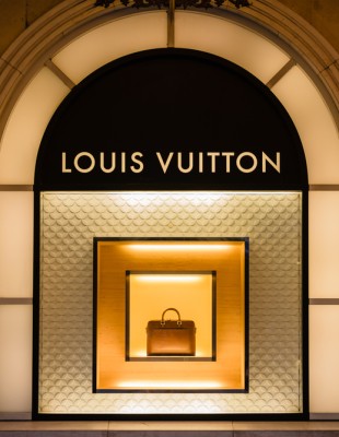 Louis Vuitton: Ποιο είναι το νέο βήμα που σκοπεύει να κάνει στην Ελλάδα;