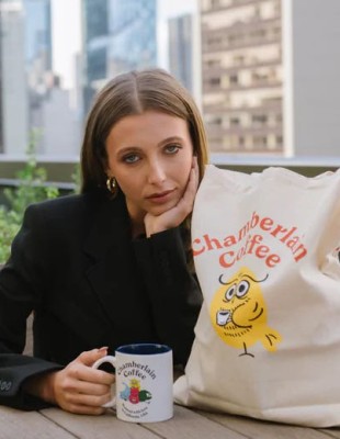 Η Emma Chamberlain μετέτρεψε τα Youtube views σε ένα επιτυχημένο coffee brand με την υπογραφή της