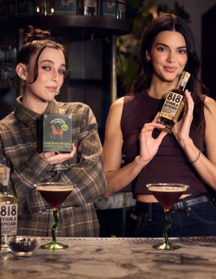 Kendall Jenner και Emma Chamberlain μοιράζονται μυστικά και Espresso Martini με αφορμή τη νέα τους συνεργασία