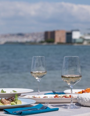 Καλοκαιρινά ραντεβού με θέα τη θάλασσα στον απόλυτο γαστρονομικό προορισμό της Θεσσαλονίκης 