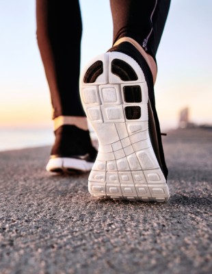 Retro Walking: Τα σημαντικά οφέλη για την υγεία που προσφέρει το περπάτημα προς τα πίσω