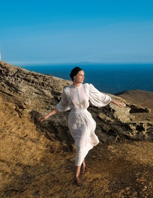 Η κεραμίστρια Diane Alexandre φωτογραφίζεται από τη Μάρα Δεσύπρη στα πιο μυστικά μονοπάτια της Τήνου 