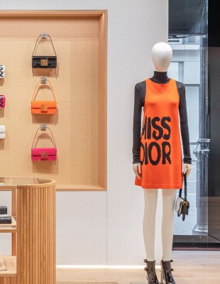 Η Miss Dior άνοιξε ένα extra stylish pop-up στο Harrods για τον Αύγουστο