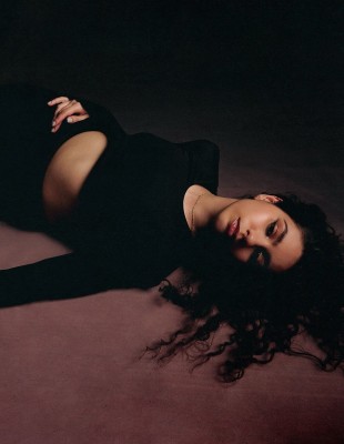 Alessia Cara: Η ανερχόμενη τραγουδίστρια μοιράζεται τη skincare ρουτίνα της, κάνοντας ASMR