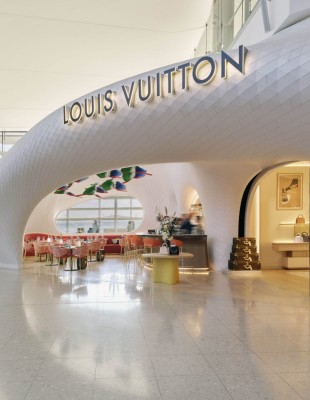 Η Louis Vuitton αποκαλύπτει το νέο της κατάστημα και το Le Café Cyril Lignac στον Αεροσταθμό 2 του αεροδρομίου Heathrow στο Λονδίνο