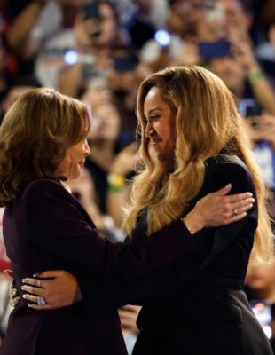 Beyoncé: H δημόσια στήριξη στην Kamala Harris και η εμφάνιση που συζητήθηκε -ξανά- πολύ 